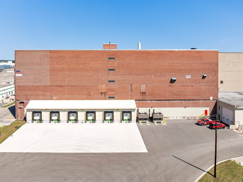 249 N Lake St, Neenah, WI for lease - Building Photo - Image 2 of 13