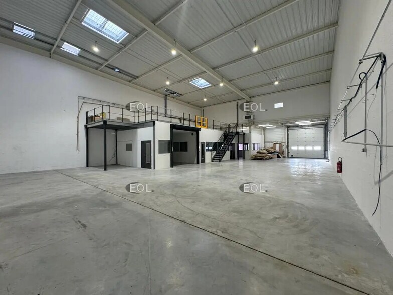 Flex in Villebon-sur-Yvette for lease - Interior Photo - Image 3 of 7