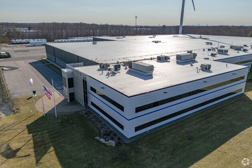 631 Airport Rd, Fall River, MA for lease - Building Photo - Image 1 of 6