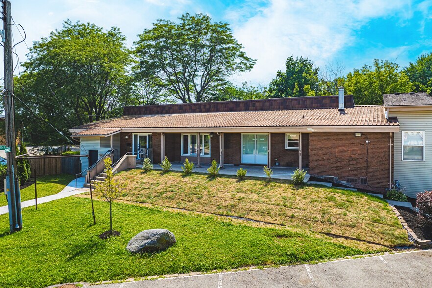 2 Heath St, Hamilton, ON for sale - Primary Photo - Image 1 of 1