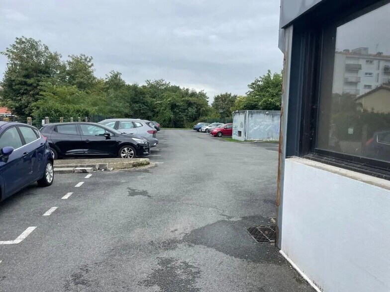 Flex in Talence for lease - Building Photo - Image 2 of 6