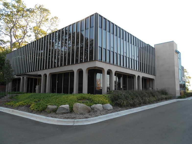 4050 W Maple Rd, Bloomfield Hills, MI for lease - Building Photo - Image 3 of 8