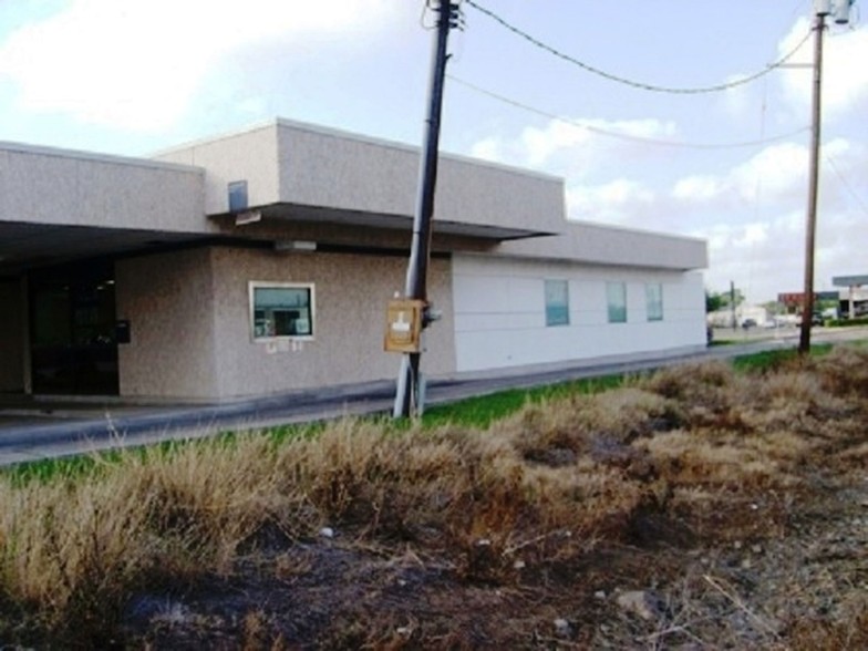 104 N Upshaw Blvd, Robstown, TX for sale - Building Photo - Image 3 of 13