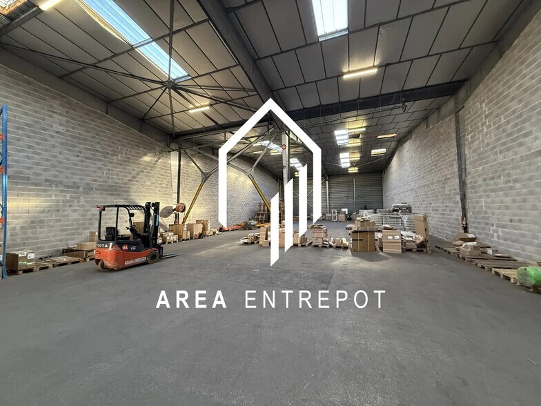 Industrial in Marseille for lease - Interior Photo - Image 1 of 6
