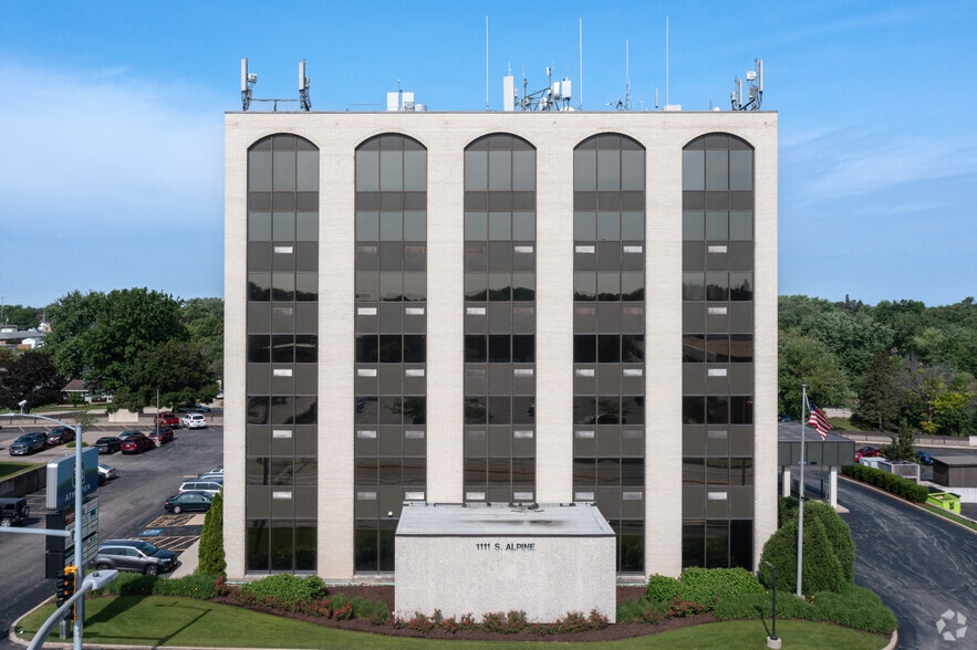 1111 S Alpine Rd, Rockford, IL for lease - Building Photo - Image 3 of 12