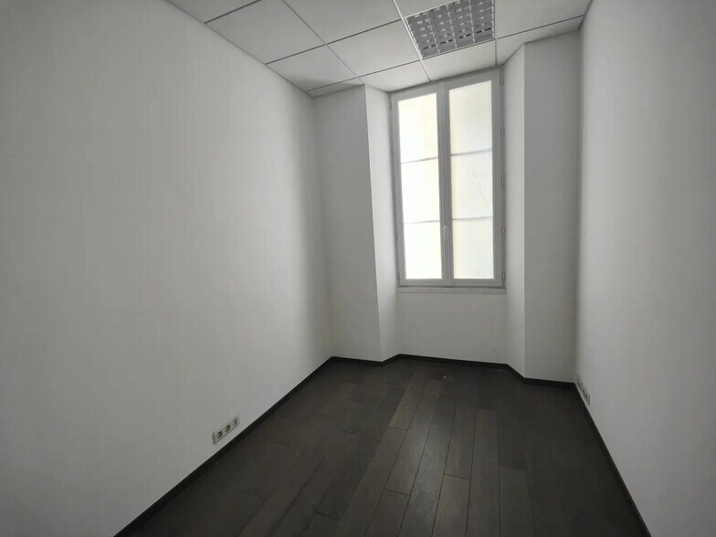 Office in Cannes for lease - Interior Photo - Image 2 of 7