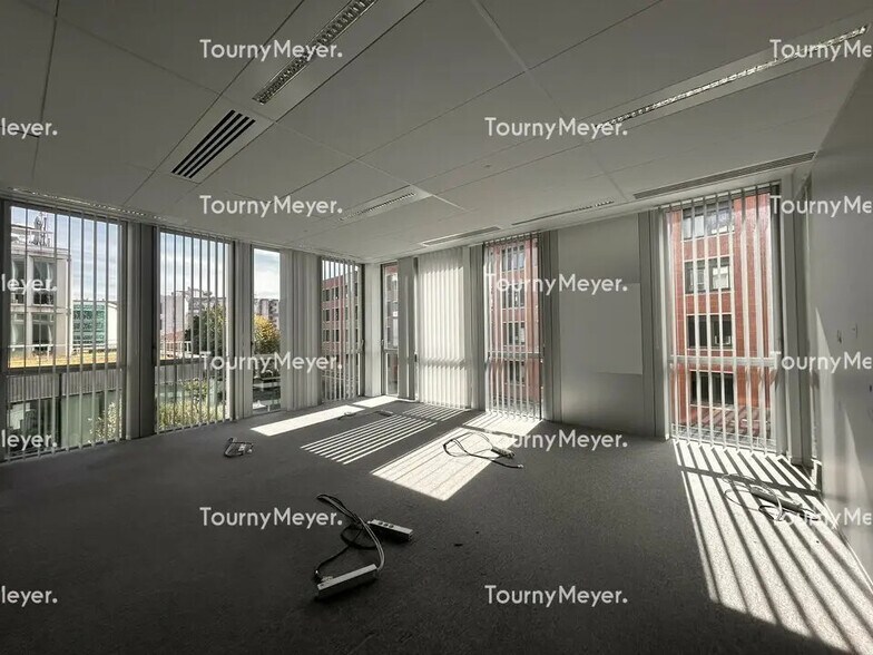 Office in Toulouse for lease - Building Photo - Image 2 of 12