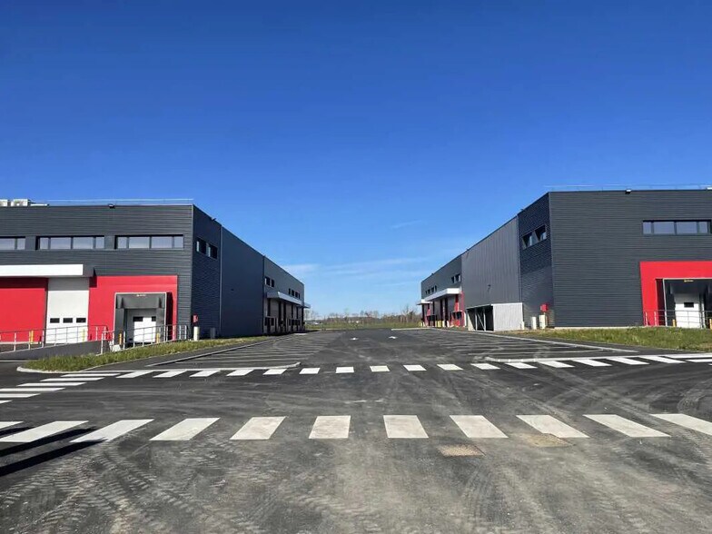 Office in Heyrieux for lease - Building Photo - Image 2 of 17