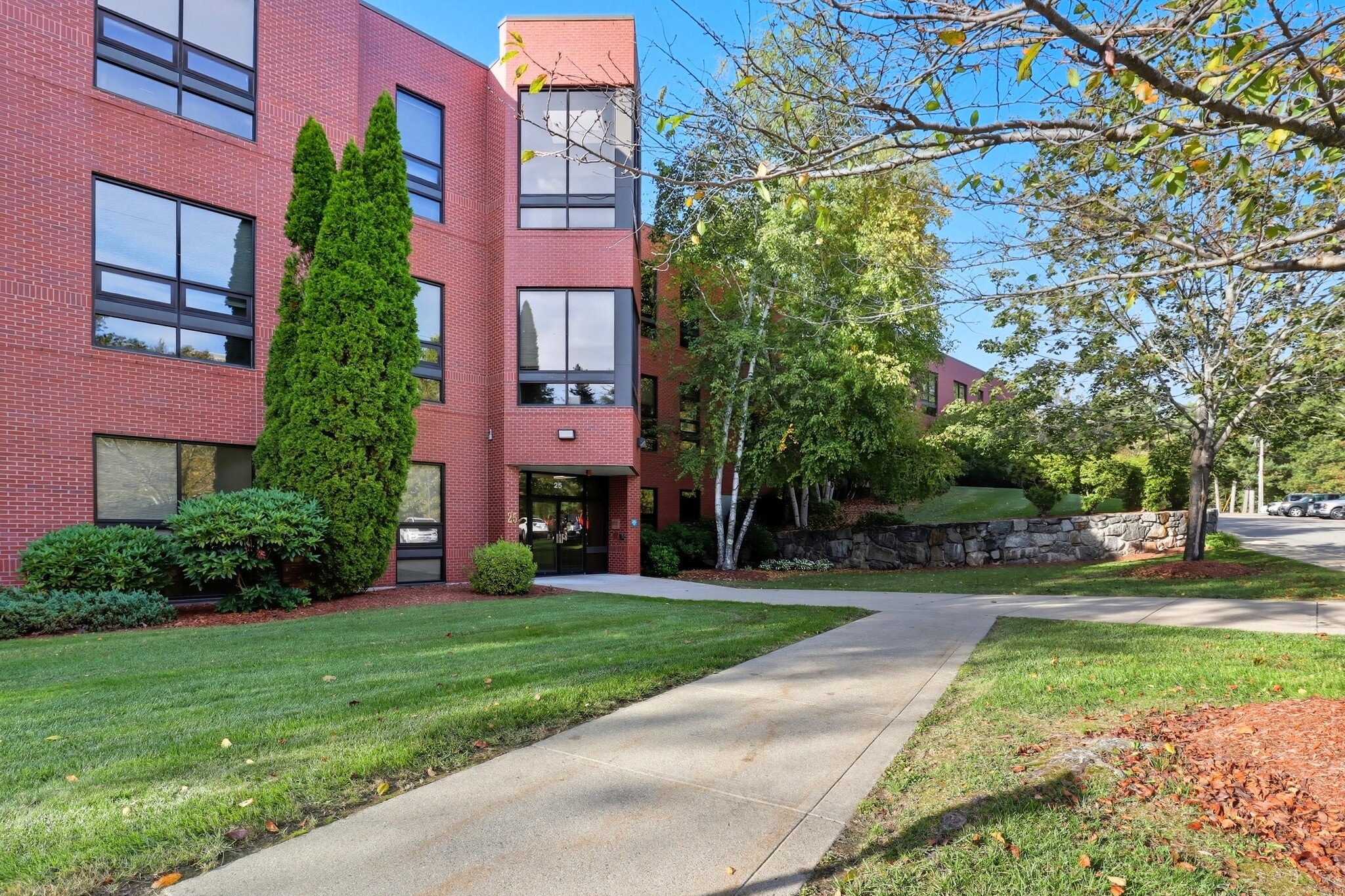 25 Manchester St, Merrimack, NH for lease Building Photo- Image 1 of 38