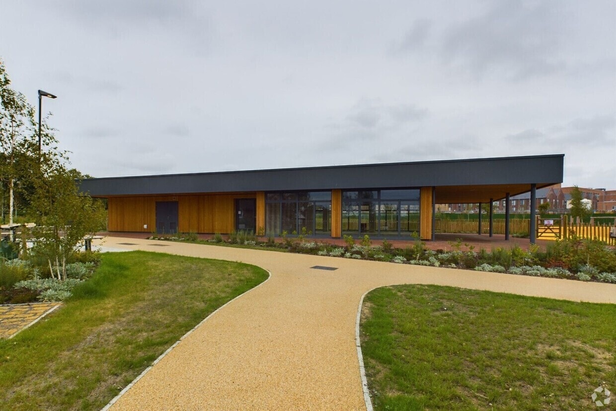 50 Springfield Dr, London for sale Primary Photo- Image 1 of 1