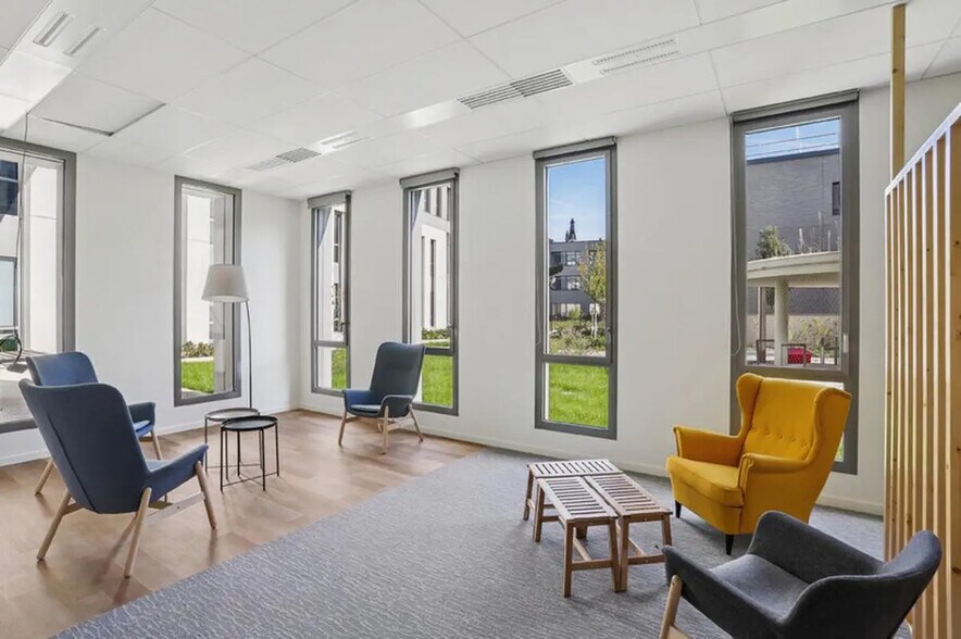 Office in Villeurbanne for lease - Building Photo - Image 3 of 17