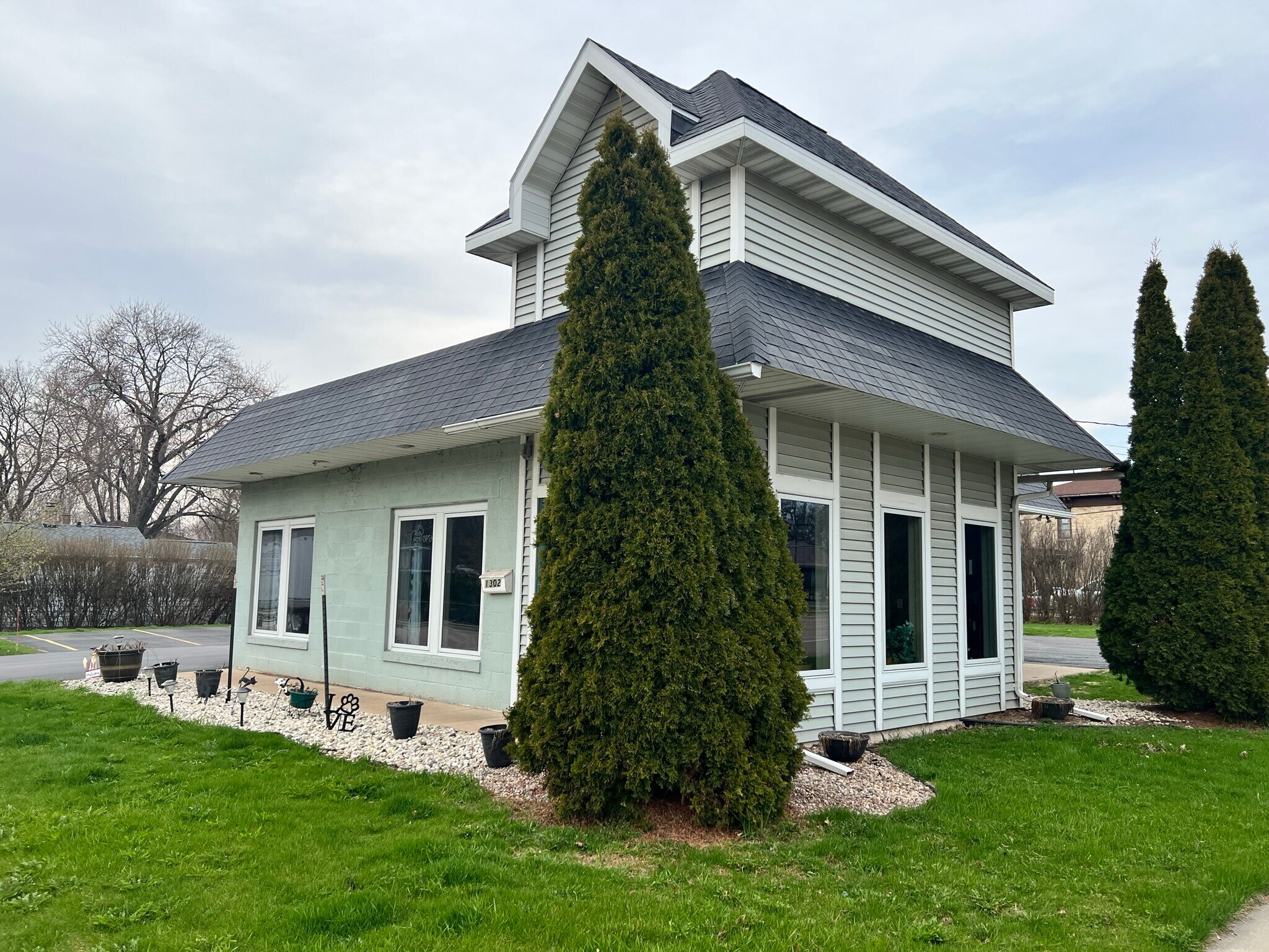 1302 W Murdock Ave, Oshkosh, WI 54901