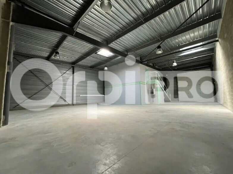 Flex in Vert-Saint-Denis for lease - Interior Photo - Image 1 of 12
