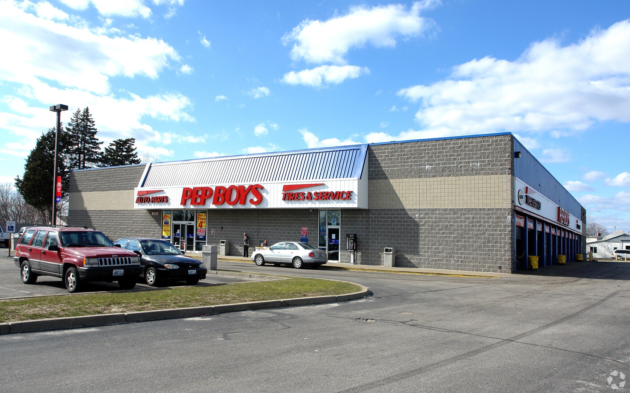 375 Quaker Ln, West Warwick, RI for sale Primary Photo- Image 1 of 1