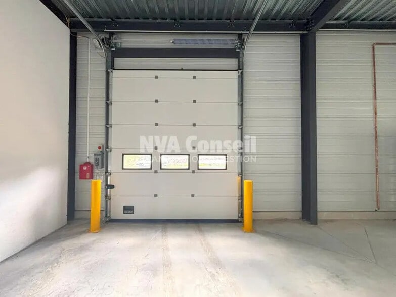 16 Rue Ampère, Pontoise for lease - Building Photo - Image 2 of 9