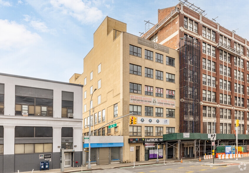 33-24 Northern Blvd, Long Island City, NY for lease - Building Photo - Image 1 of 8