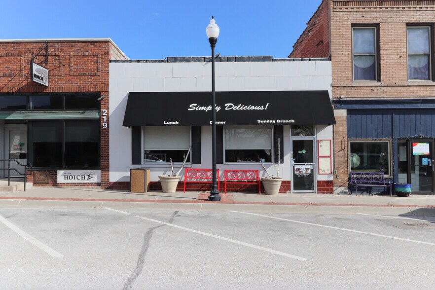 215 N Spruce St, Valley, NE 68064