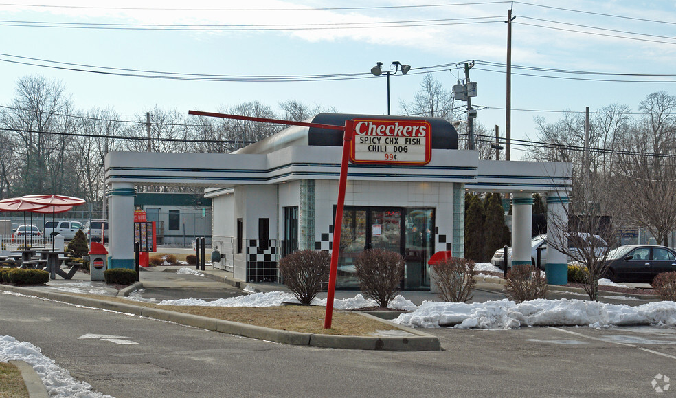 7 W Suffolk Ave, Central Islip, NY for sale - Primary Photo - Image 1 of 1