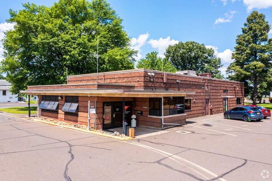 2201 Green Ln, Levittown, PA 19057