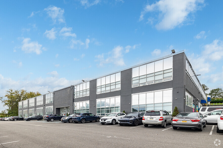 175-200 Community Dr, Great Neck, NY for sale - Primary Photo - Image 1 of 1