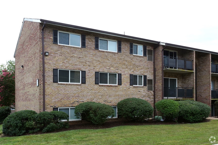 The Glen Burnie Apartment Collection portfolio of 3 properties for sale on LoopNet.com - Primary Photo - Image 2 of 4