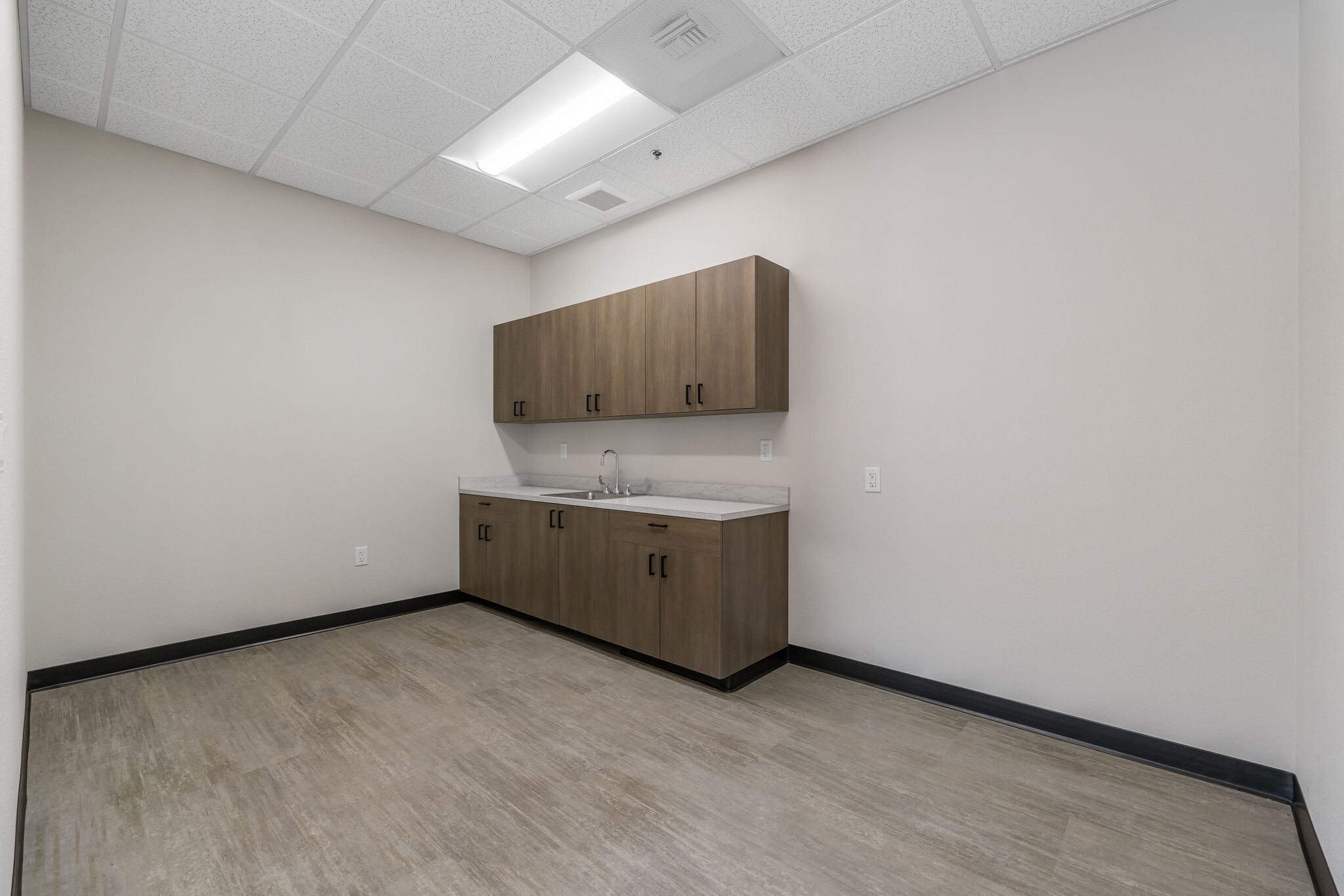 8655 Younger Creek Dr, Sacramento, CA for lease Interior Photo- Image 1 of 3