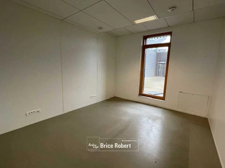 Office in Saint-Priest for sale - Building Photo - Image 2 of 6