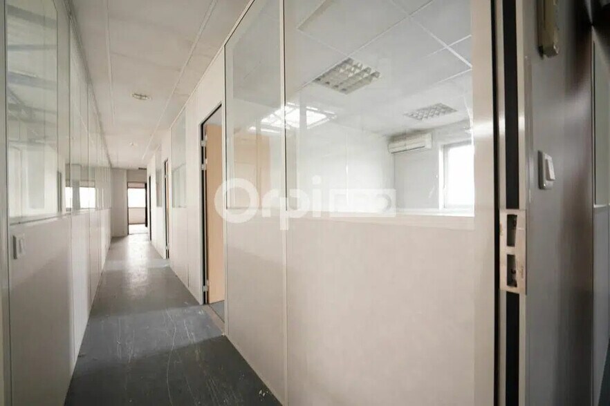 Office in Saint-Priest for lease - Interior Photo - Image 3 of 6