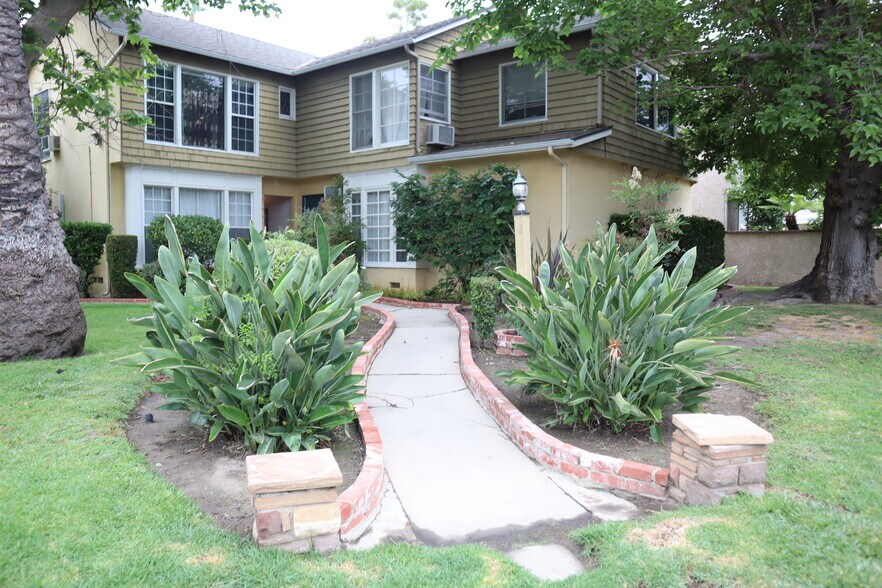 11755 Moorpark St, Studio City, CA for sale - Building Photo - Image 1 of 24