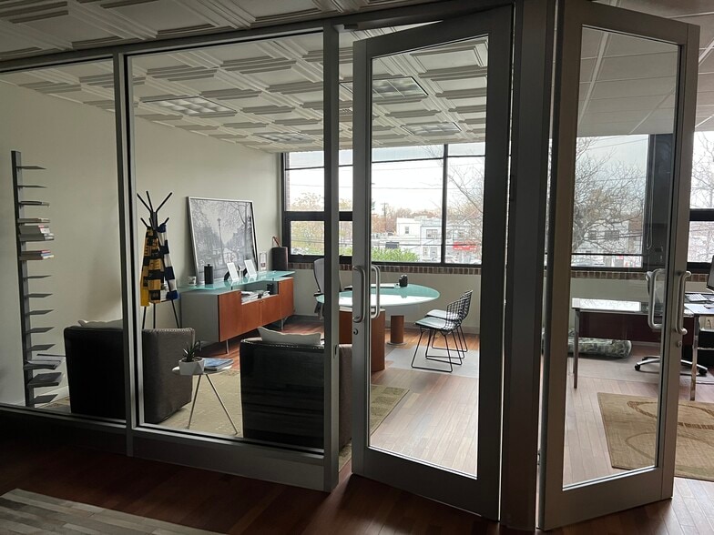 10 Maple St, Port Washington, NY for sale - Interior Photo - Image 2 of 12