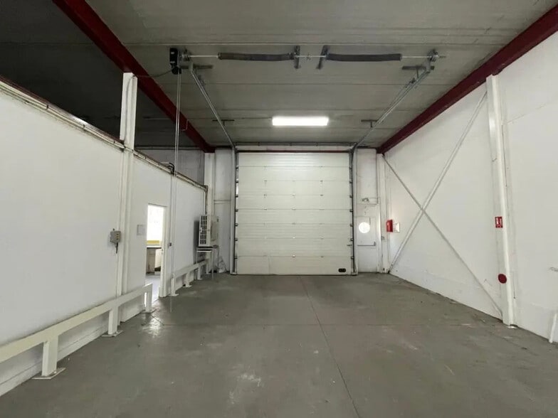 Industrial in Buc for lease - Interior Photo - Image 2 of 8