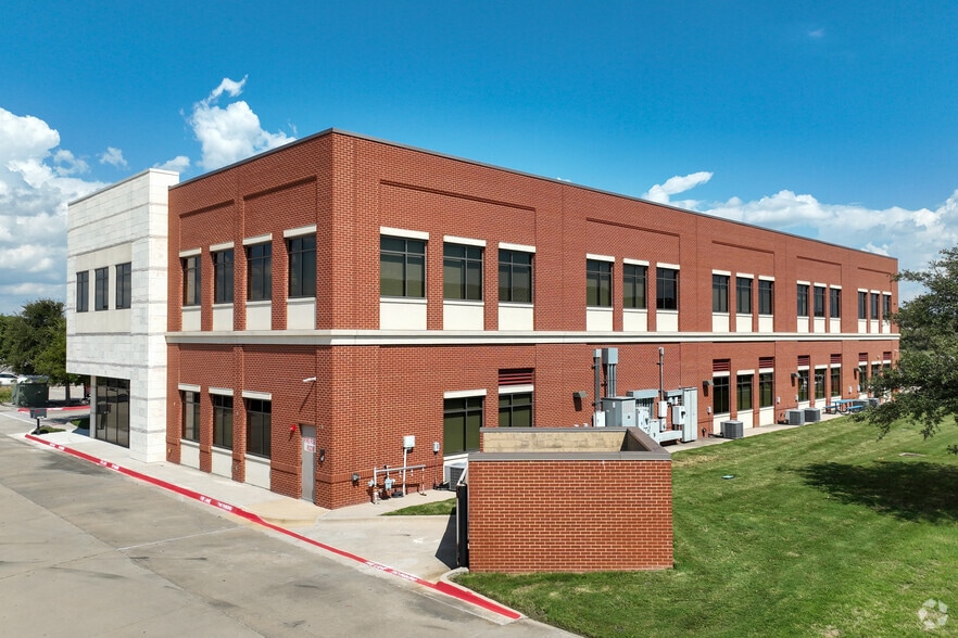 1601 W Hebron Pky, Carrollton, TX for lease - Building Photo - Image 3 of 4