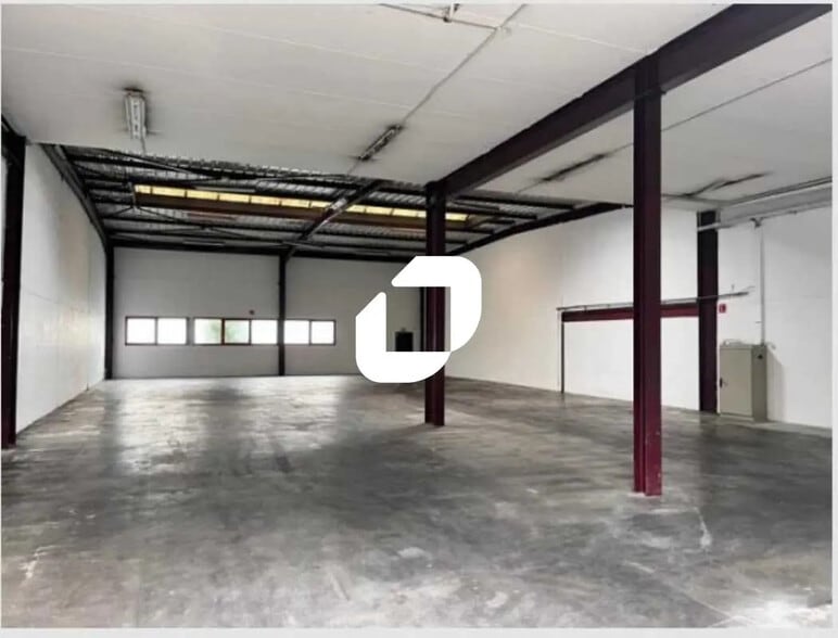 Flex in Le Blanc-Mesnil for lease - Interior Photo - Image 2 of 6