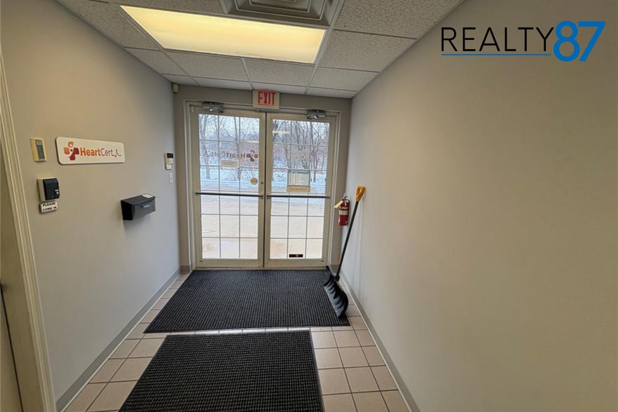 3037 Center Point Rd NE, Cedar Rapids, IA for lease - Interior Photo - Image 3 of 8