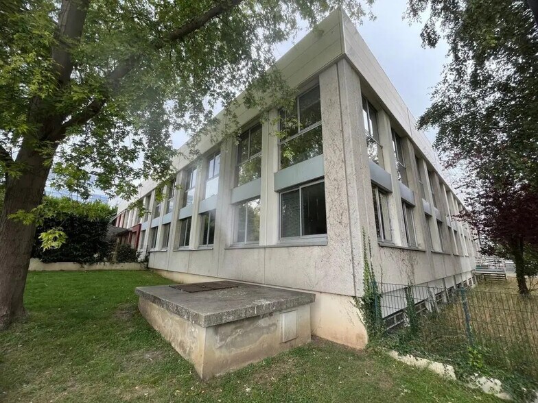 Office in Saint-Germain-en-Laye for lease - Building Photo - Image 2 of 13