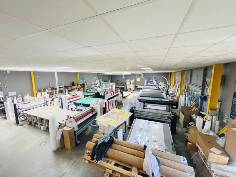 Office in Élancourt for lease - Interior Photo - Image 2 of 10