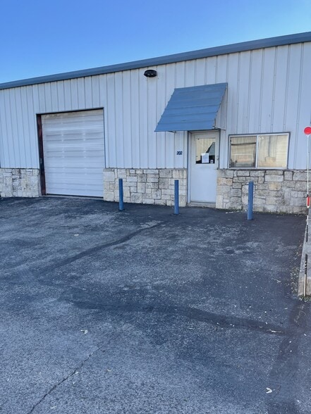 1607 N Cuernavaca Dr, Austin, TX for lease - Interior Photo - Image 3 of 9