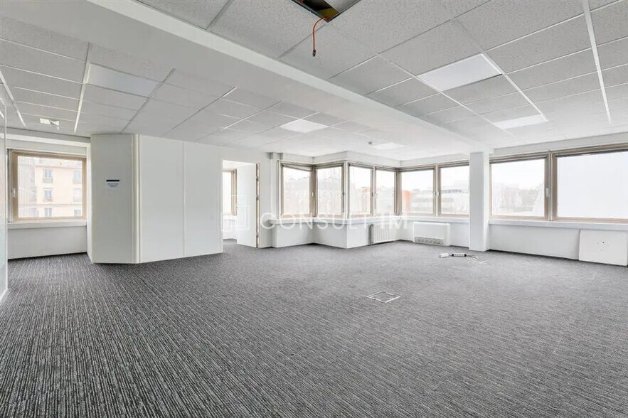Office in Malakoff for lease - Building Photo - Image 3 of 9