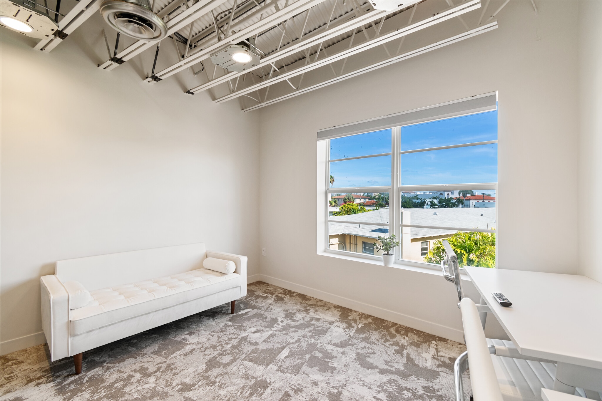 820 W 41st St, Miami Beach, FL for lease Interior Photo- Image 1 of 3