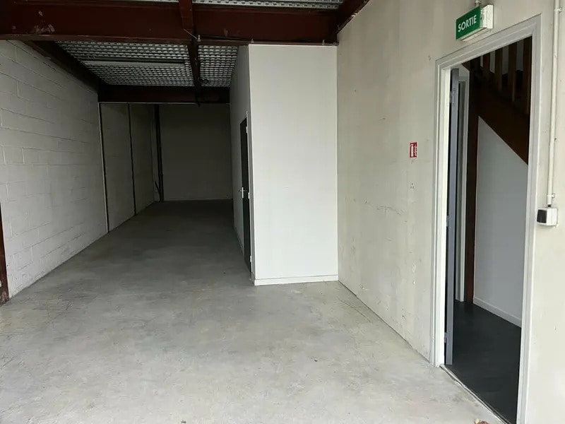 Location Local d'activités 236 m² - Photo 1