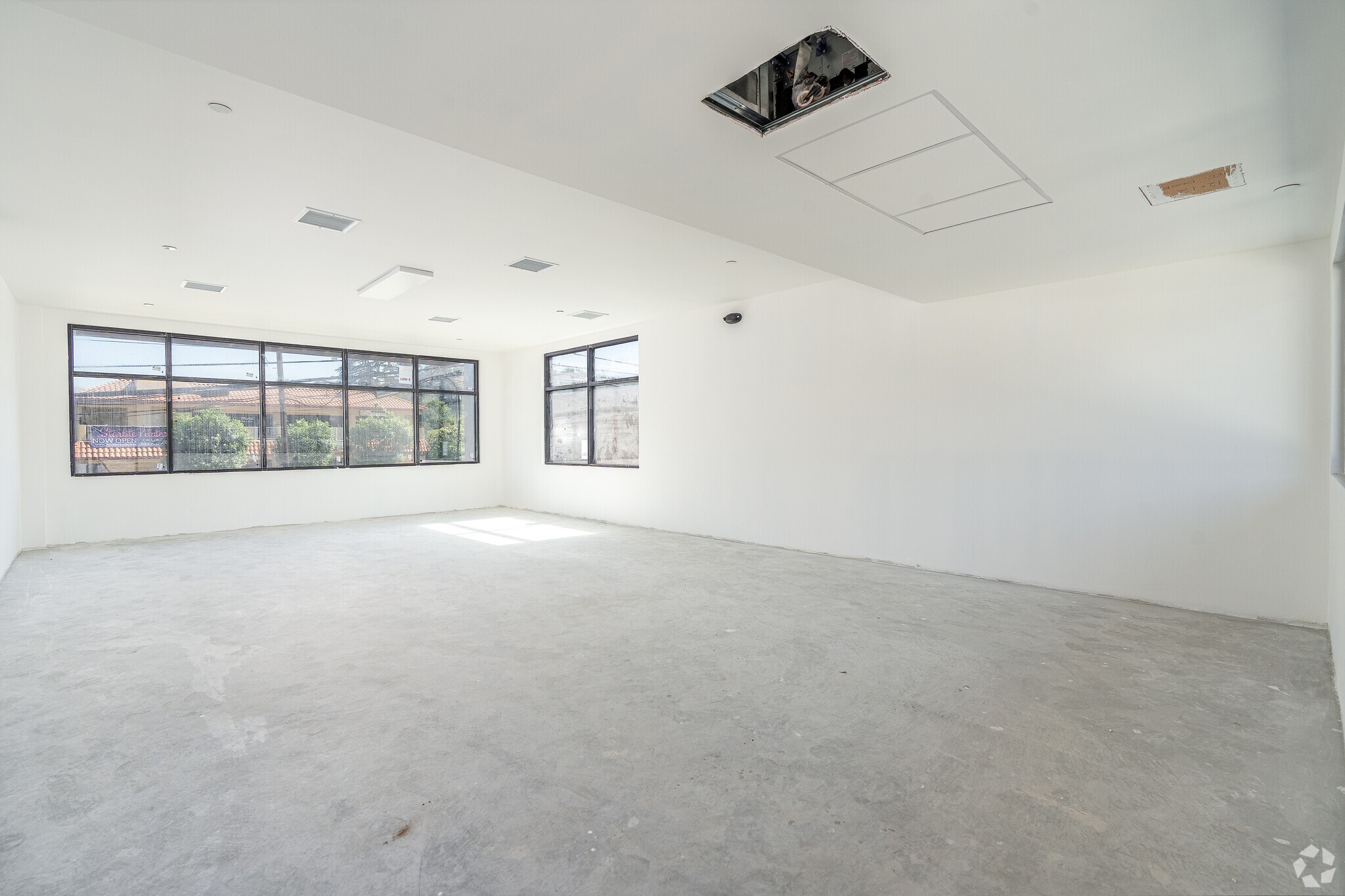 9668 Sunland Blvd, Shadow Hills, CA for lease Interior Photo- Image 1 of 1
