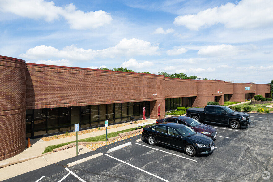 11600-11612 Lilburn Park Rd, Maryland Heights, MO for lease - Building Photo - Image 3 of 6