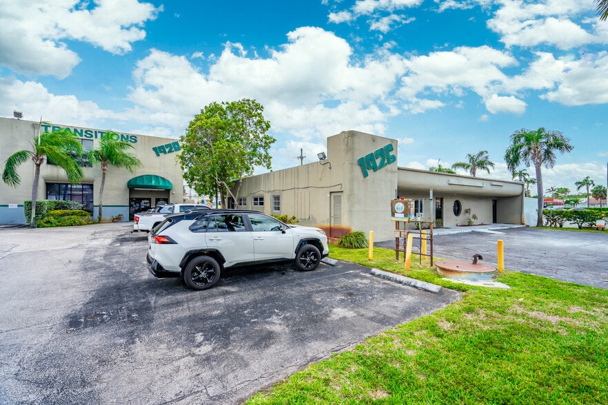 1928 NE 154th St, North Miami Beach, FL for lease - Building Photo - Image 2 of 21