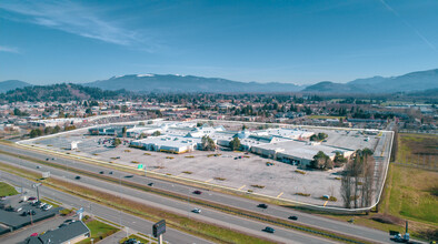 201 Cascade Mall Dr, Burlington, WA for lease Building Photo- Image 2 of 5