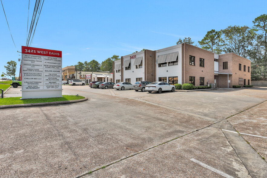 3411-3421 W Davis St, Conroe, TX for lease - Building Photo - Image 1 of 14