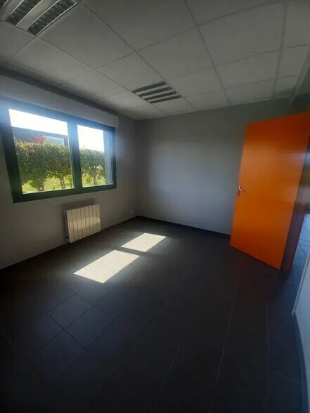 Flex in DOUVRES-LA-DÉLIVRANDE for lease - Interior Photo - Image 2 of 8