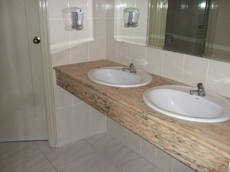 Retail in Almussafes for sale - Building Photo - Image 2 of 4