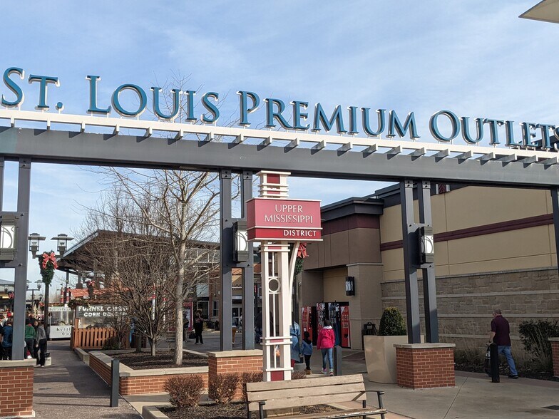 18575 Outlet Blvd, Chesterfield, MO for lease - Building Photo - Image 2 of 6