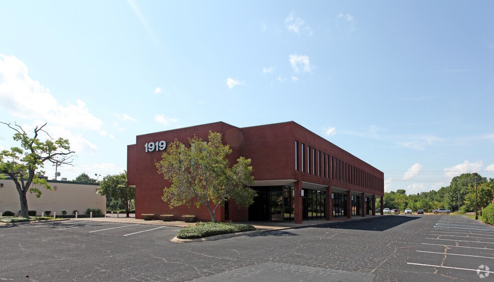 1919 Lakeland Dr, Jackson, MS for lease - Building Photo - Image 1 of 11