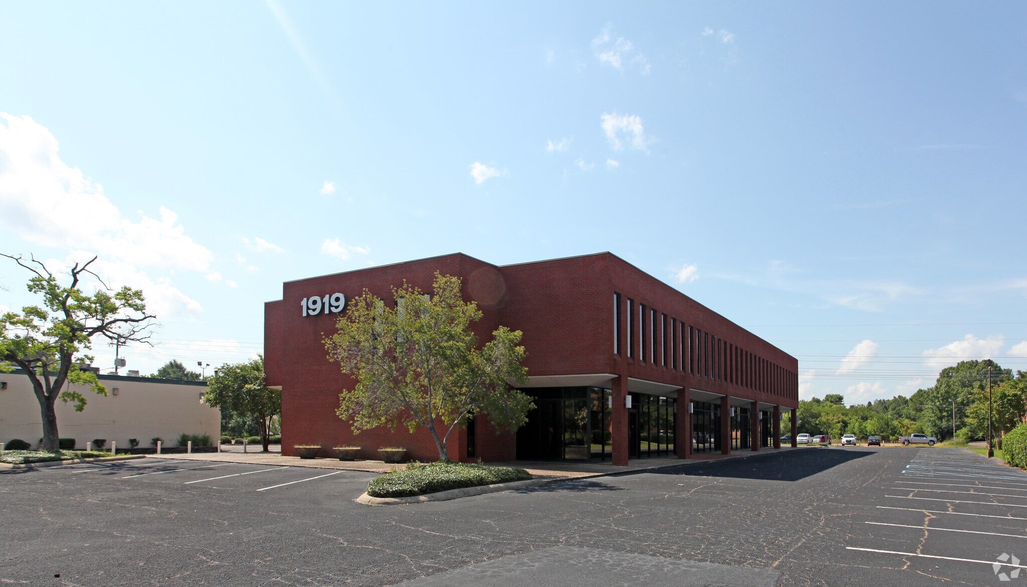 1919 Lakeland Dr, Jackson, MS for lease Building Photo- Image 1 of 12